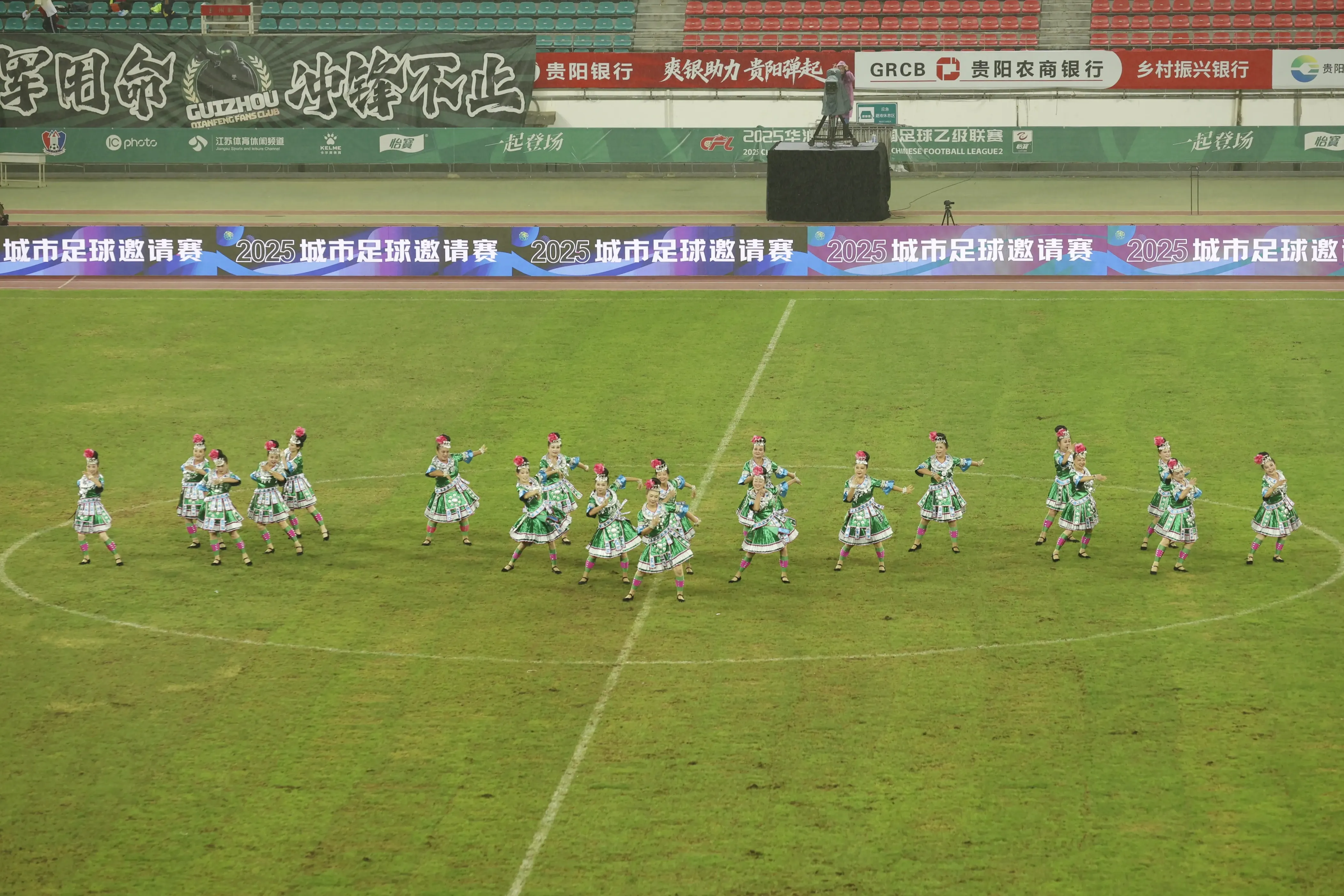 双方球员们, 阳奥体中心, 桑铼特队的